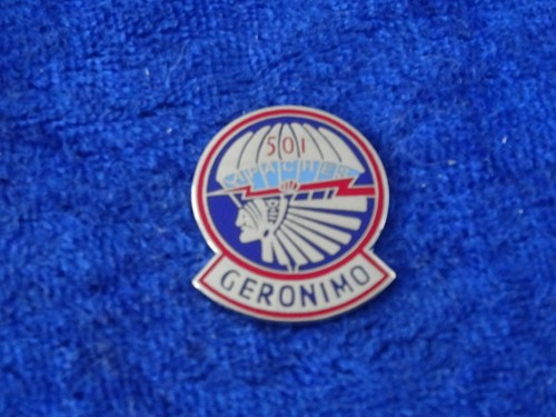 (A56-16) Pin Sombrero Militar, 501º Regimiento de Infantería, GERONIMO, Tipo 1 - Imagen 1 de 2