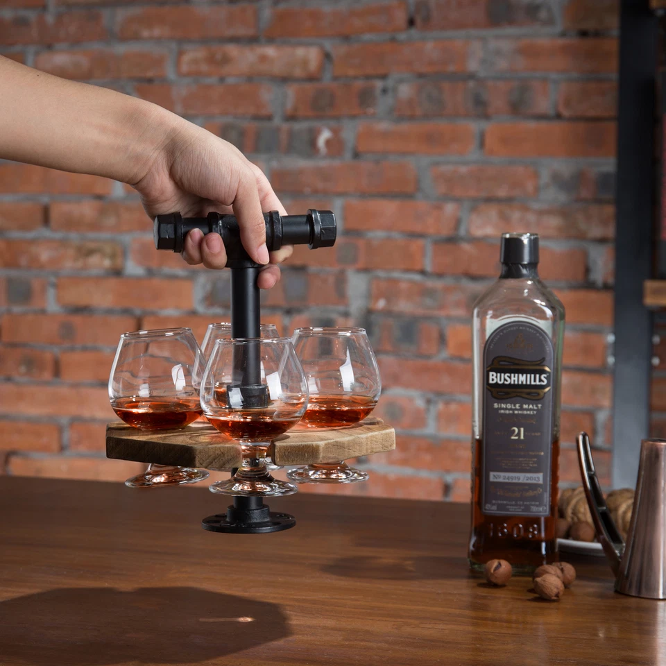 Pipa de metal negro y madera quemada cerveza y whisky juego de vuelo con 4 vasos Foto 3 de 4