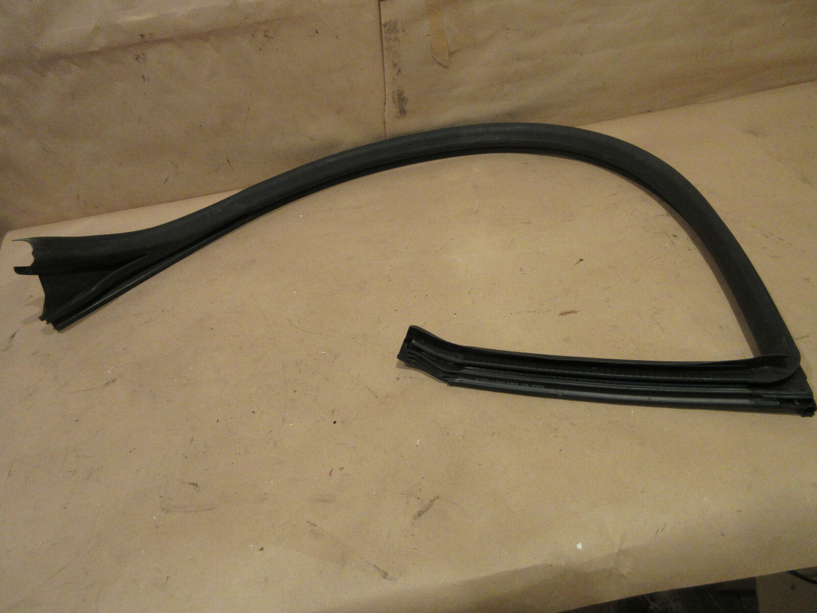 Maserati GranTurismo RH Door Upper Gasket P/N 80089100