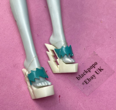 MONSTER HIGH Lagoona Blue Puppe Scream Uniform Pumps Schuhe Zubehörteile LESEN