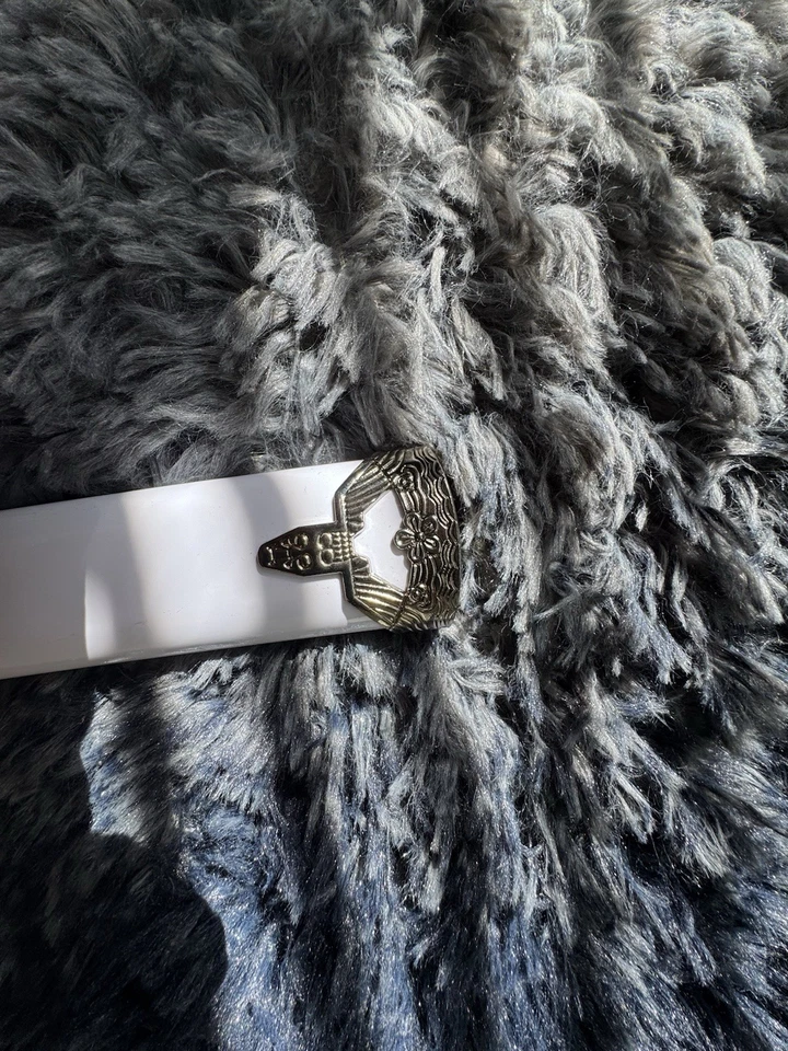 Uma katana branca com um design detalhado de dragão com destaque dourado e azul “27” - Imagem 3 de 4