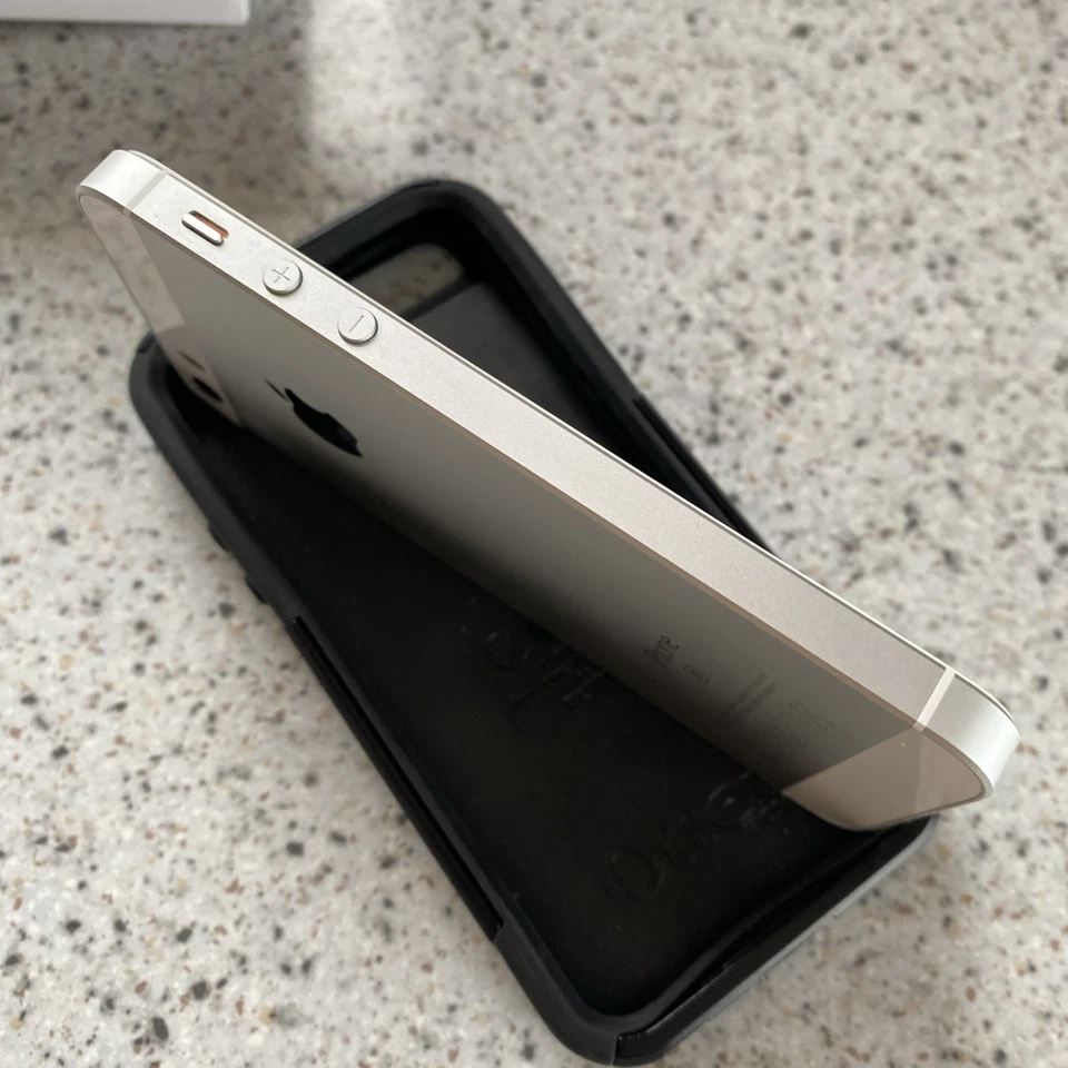 Apple iPhone SE A1723 64GB Silver 1st Gen Unlocked - Good Condition - Image 2 of 4