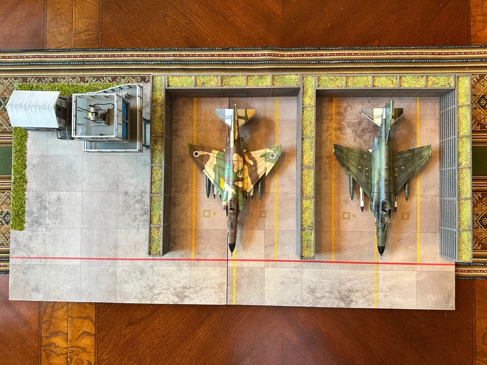 BaseKraft 1/72 Pantalla Diorama Base Terrestre con dos ranuras para aviones y edificios Foto 2 de 4