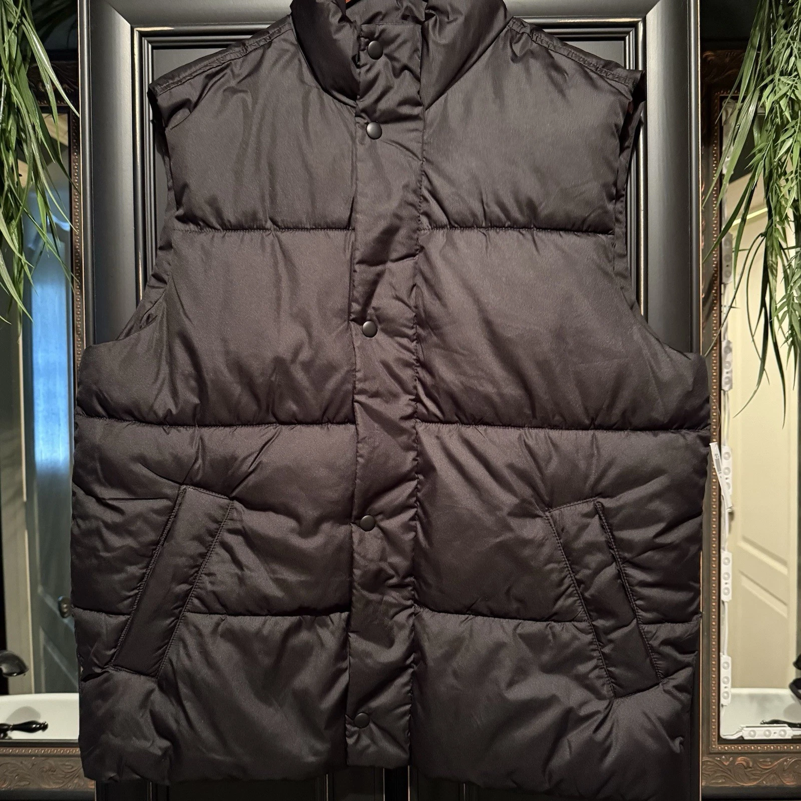 Old Navy Mens Medium Black Puffer Vest Go-Recycled Quilted NWT Warm Button Zip