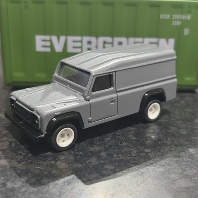 Corgi Junior Land Rover Defender Custom mit echten Fahrern 