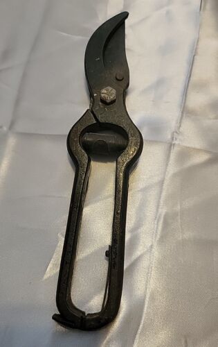 Antique Vintage 9” Iron Hand Pruners - works, good spring & Latch - Picture 1 of 9