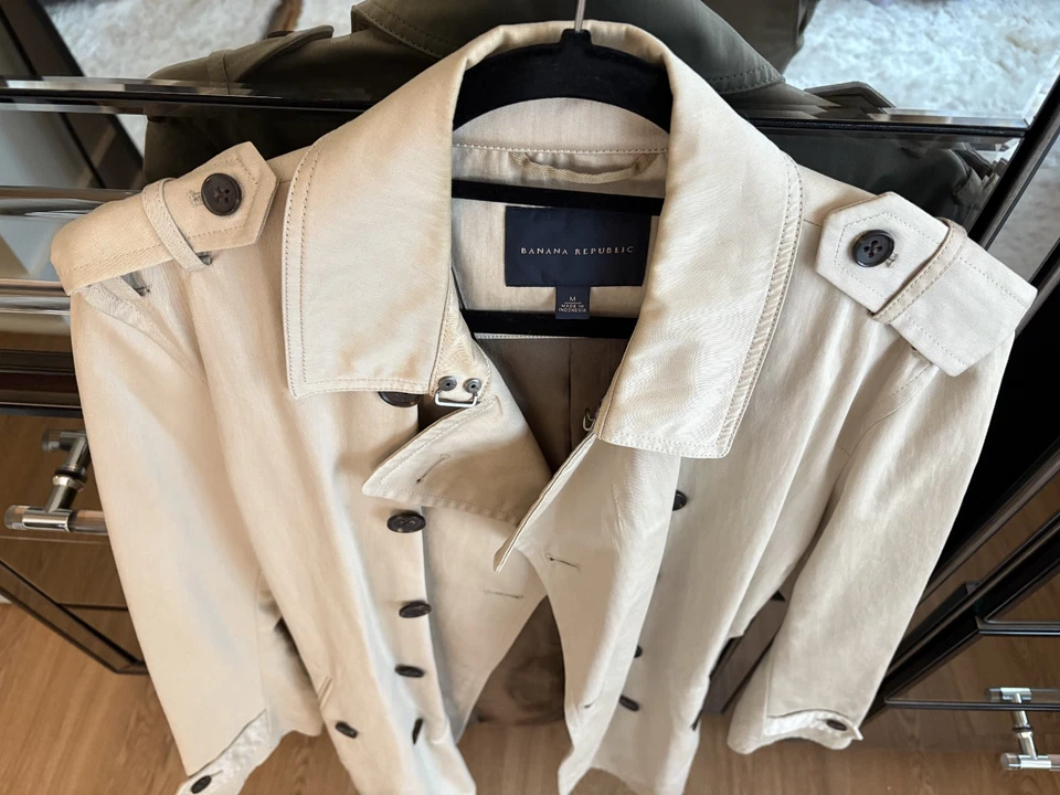 Gabardina de lluvia Banana Republic para hombre talla mediana, color caqui tostado Foto 2 de 4