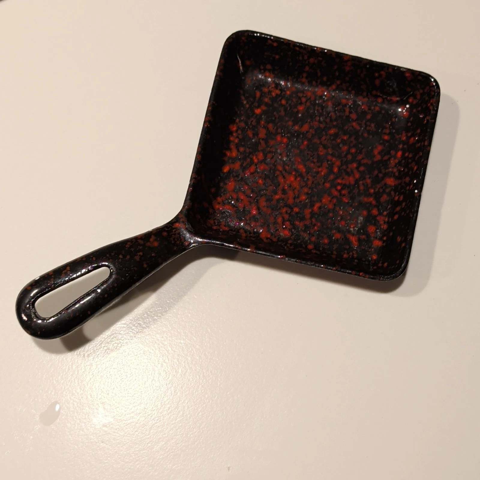Wagner Ware Cast Iron Black and Red Speckled Enameled Diamond Egg Skillet
