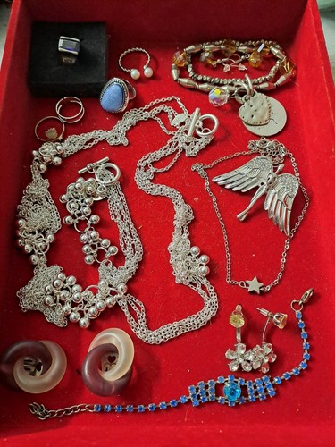 Lot de bijoux fantaisie , modernes, anciens et/ou vintage