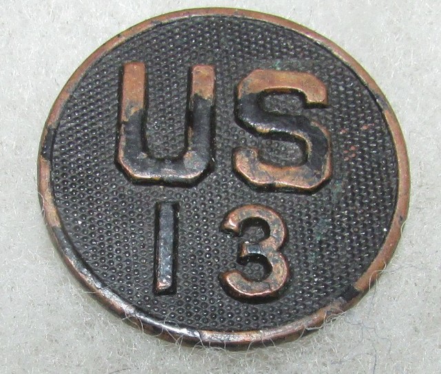 WW1 US Army 13th Regiment 8th Division US Collar Disc Insignia W nut 