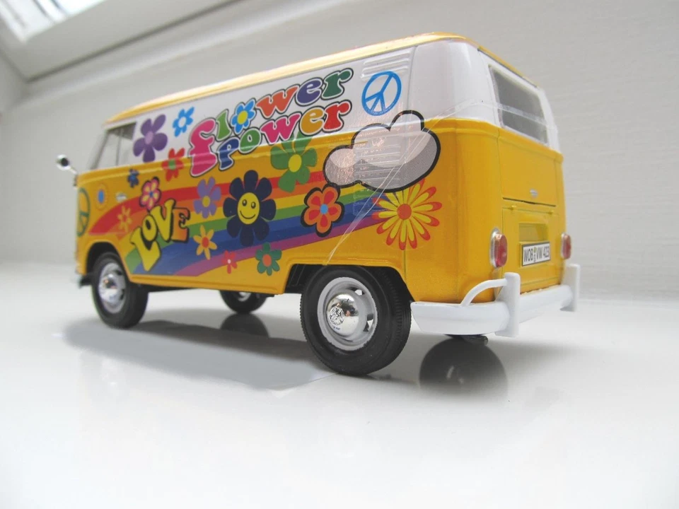 Volkswagen VW T1 Transporter Modellino Flower Power Motormax 1:24 79575 Nuovo - Immagine 3 di 4