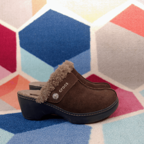 Zuecos Crocs para mujer zapatero mula marrón gamuza forro de piel sintética sin cordones talla 6 EE. UU. - Imagen 3 de 7