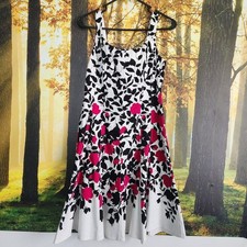 Nine West White Dress w/ Pink & Black Floral Fit and Flare w/ Boning Size 6 Zip