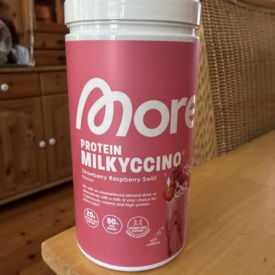 More Nutrition Milkyccino/ Strawberry Raspberry Swirl/ 1 Scoop entnommen 