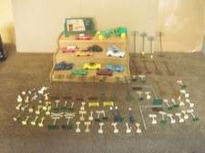 HO Scale Toy Train Display Accessories: Cars/Elec.Poles/Signs/People/Sign/Scrape