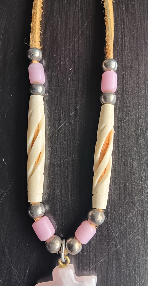 Colar pingente ponta de flecha quartzo rosa 14,5 miçangas e cordão de camurça - Imagem 3 de 4