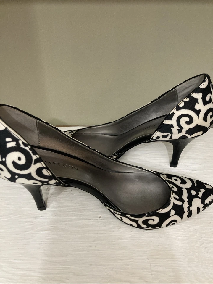 Tacones de salón estampados para mujer con estampado negro blanco talla 6,5 M Anne Klein Foto 4 de 4