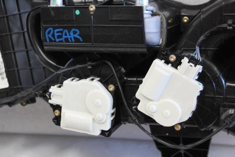 2020 LINCOLN NAVIGATOR REAR HEATER ASSEMBLY BLOWER MOTOR WITH HOUSING - Image 2 of 4