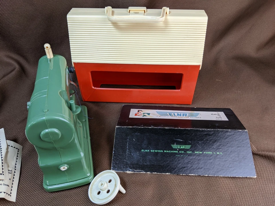 Máquina de coser de juguete ELNA de colección y estuche Hasbro raro difícil de encontrar difícil de encontrar necesita trabajo Foto 3 de 4