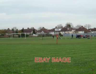 FOTO ST CHAD'S PARK EINIGE KINDER BEIM FOOTIE-TRAINING IM ST CHAD'S PARK TSCHADWELL ER