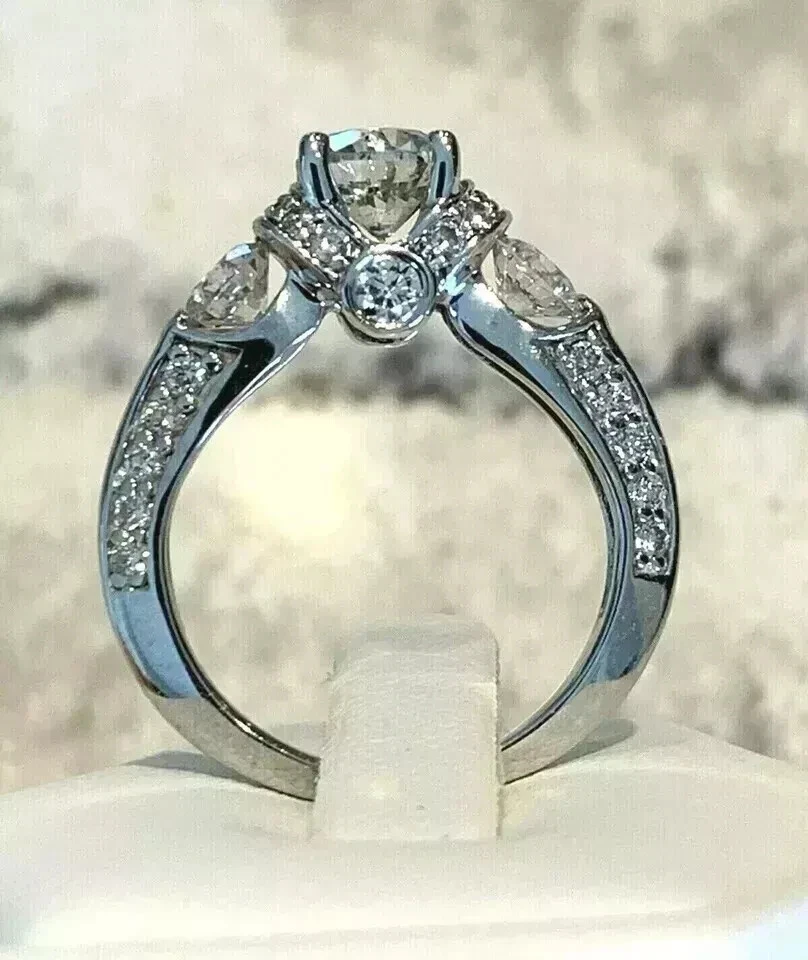 Anel de noivado feminino folheado a ouro branco 14K com diamante de corte redondo 2 quilates criado em laboratório - Imagem 4 de 4