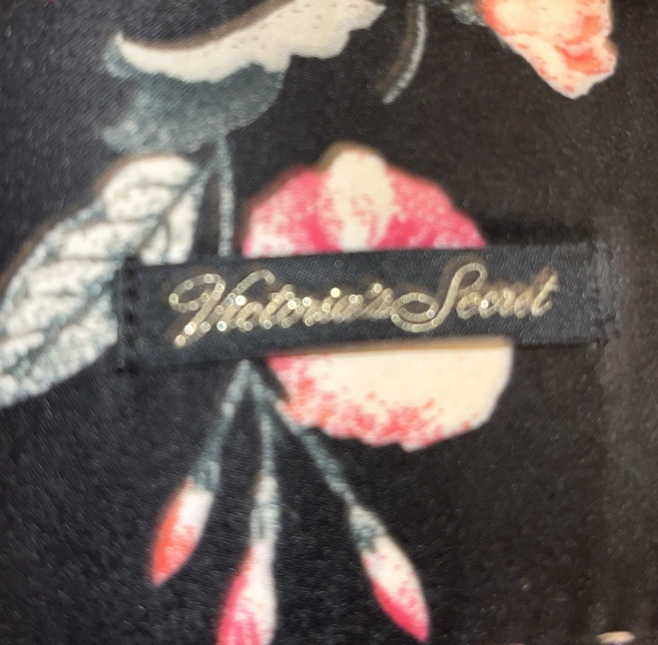 Acogedoras pantuflas Victoria’s Secret satinadas florales de piel sintética negras rojas talla L Foto 4 de 4