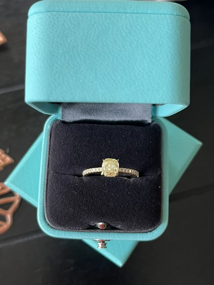 Anillo de compromiso Tiffany & Co verdadero elegante cojín amarillo diamantes oro amarillo de 18 quilates  Foto 4 de 4