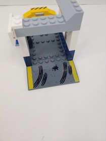 LEGO Smokey's Garage 10743 CARS 3 Juniors 100% Complete