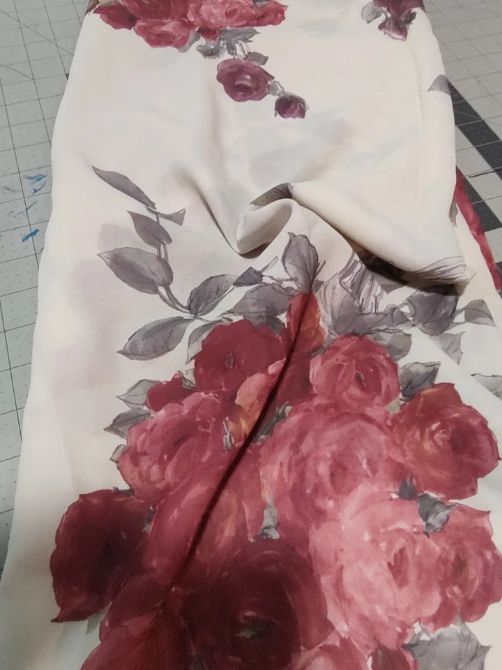 Tecido com estampa de buquê de rosa vermelha transparente 3 jardas x 44 polegadas - Imagem 3 de 4