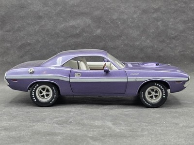Ertl American Muscle 1970 Dodge Challenger R/T 1:18 Scale Diecast