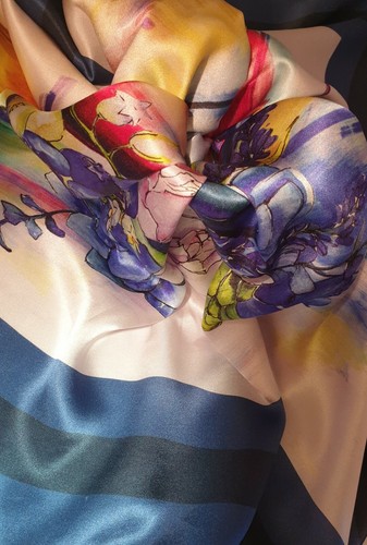 Bufanda de seda floral pintada de azul para dama dobladillos enrollados a mano totalmente nueva - Imagen 12 de 12