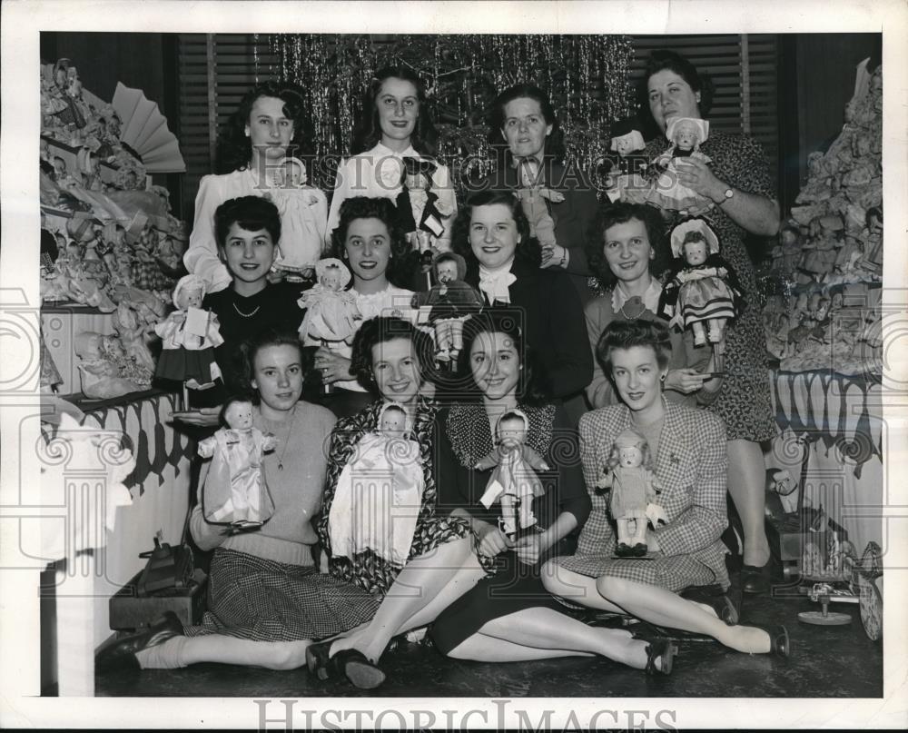 1944 Press Photo office workers of Colgate-Palmolive-Peet Co. exhibit dolls