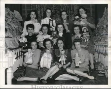 1944 Press Photo office workers of Colgate-Palmolive-Peet Co. exhibit dolls