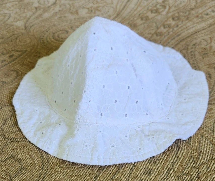 Sombrero para el sol con ojales para bebés Jumping Beans con correa para la barbilla blanco 0-6 meses Foto 2 de 3