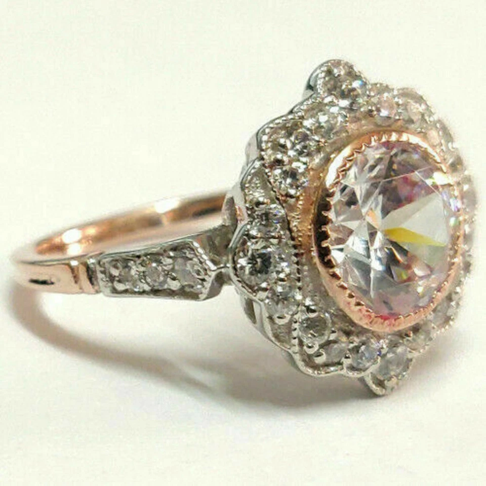 Anillo de compromiso solitario de moissanita con racimo de corte redondo de 3,75 quilates de oro rosa de 14 quilates Foto 4 de 4