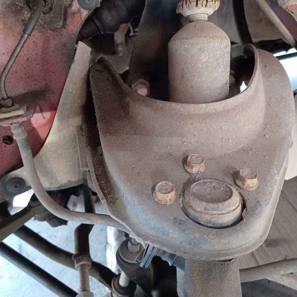 90 MAZDA B2200 BRAZO DE CONTROL SUPERIOR DELANTERO IZQUIERDO LH USADO 2x2 Foto 2 de 4