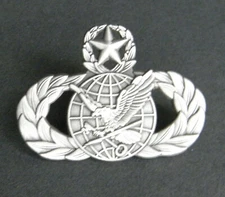 AIR FORCE USAF MASTER SUPPLY FUELS BADGE EAGLE WREATH LAPEL PIN 1.5/8 INCHES