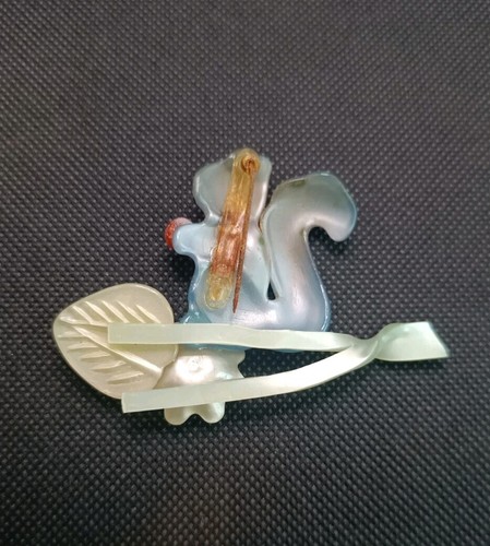 Spilla in celluloide primitiva plastica deliziosa scoiattolo blu vintage non firmata - Foto 3 di 4