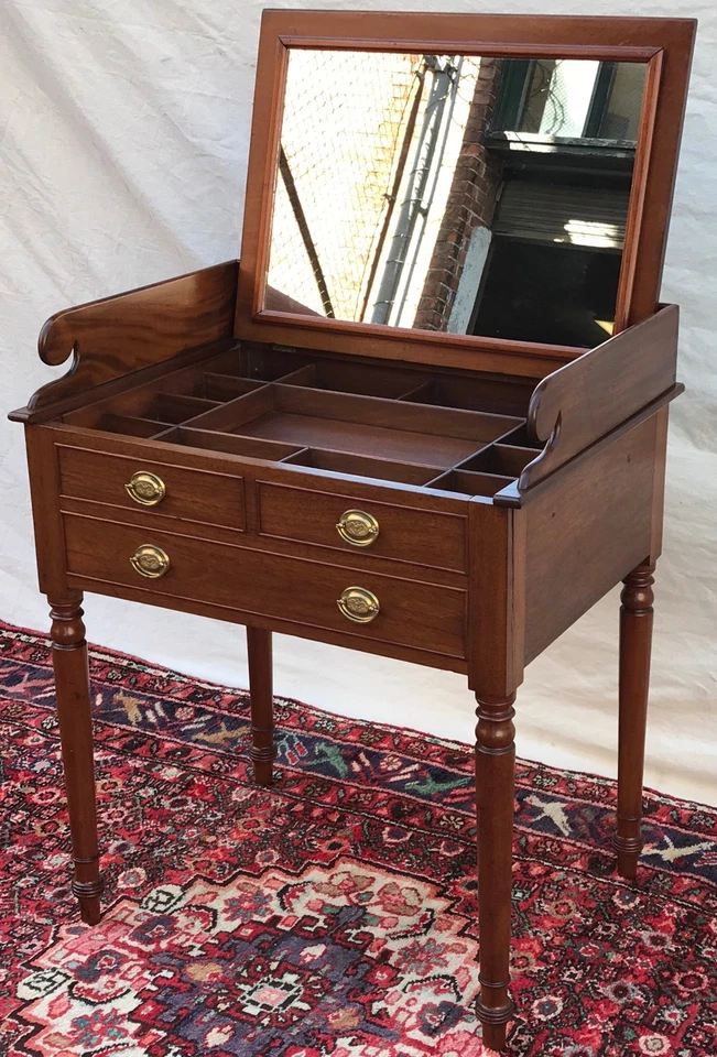 ANTIGA PENTEADEIRA OU PENTEADEIRA ESTILO CHIPPENDALE MOGNO COM ESPELHO DOBRÁVEL - Imagem 3 de 4