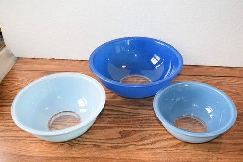 Set of 3 PYREX Blue Mixing Bowls - Clear Bottom
