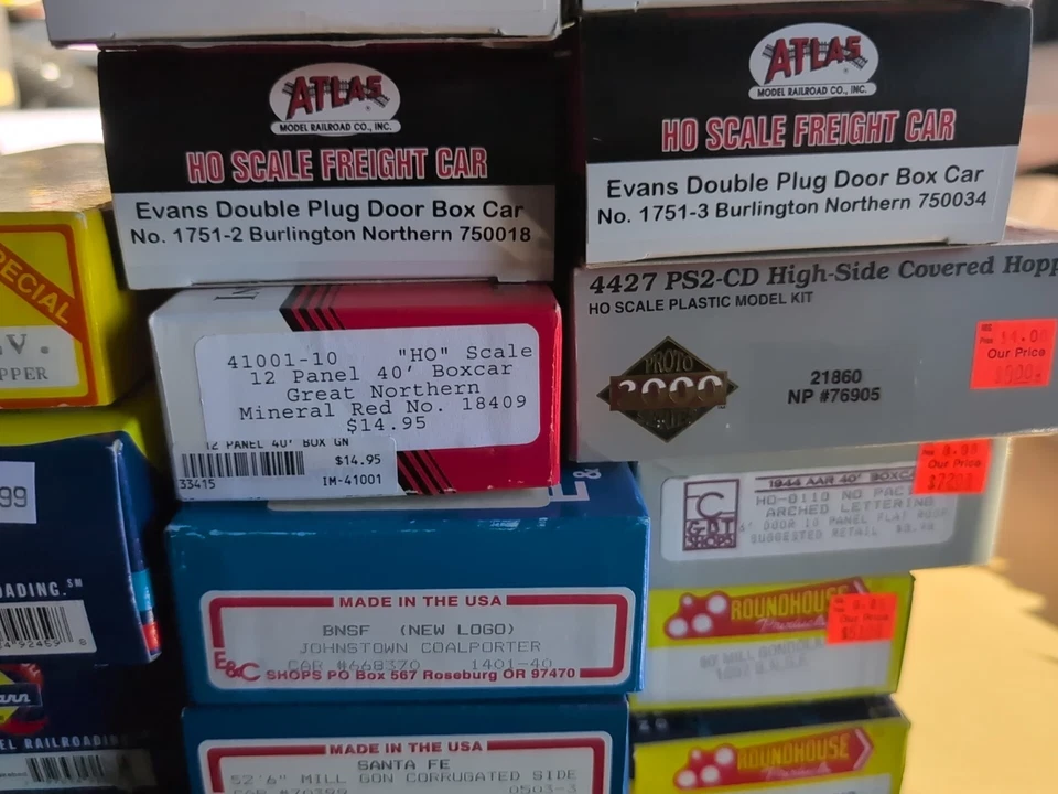 Lot of 16 New Vintage HO Scale Train Cars Roundhouse/Accurail/Athearn/Atlas  - Image 2 of 4