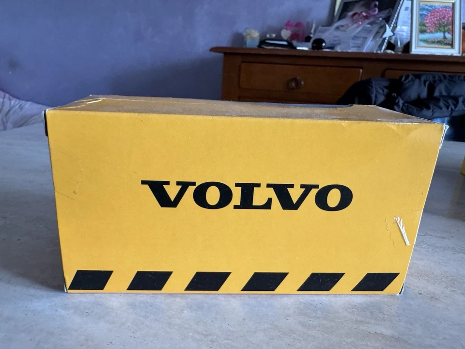 MEZZO DA LAVORO STRADALE ESCAVATORE GOMMATO VOLVO 1:87 NUOVO BOX DA COLLEZIONE - Immagine 4 di 4