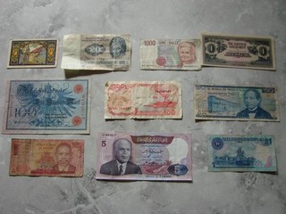 (L374) 10 BANKNOTES MIXED COUNTRIES AND CONDITION FREE UK POST