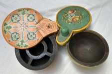 Para vintage malowanych drewnianych skrzynek na przyprawy Masala z liściastym drewnem - okrągła z obrotowymi pokrywkami