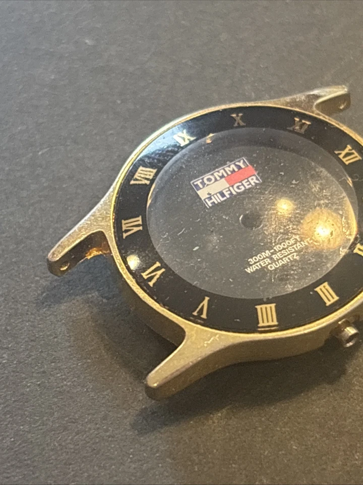 Reloj Tommy Hilfiger Estilo Buzo Tono Dorado Para Piezas-Reparación-Restauración-Como Está Foto 2 de 4