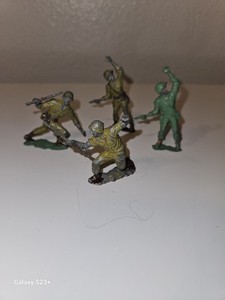 VTG RARE Metal Toy Soldier's Getting Hard To Find Great For Collector's 