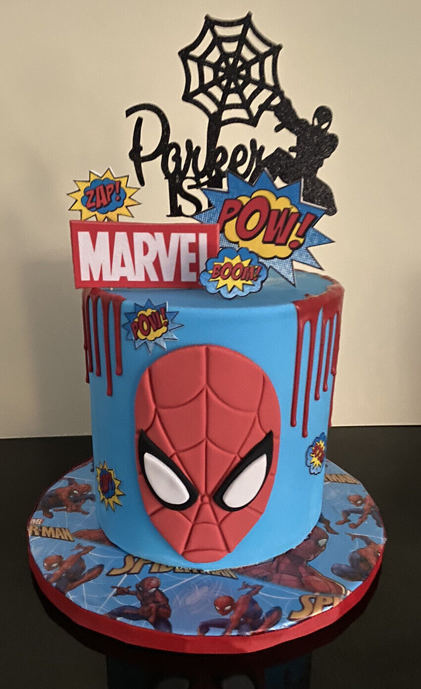 Drip cake Spiderman rouge et bleu à figurine et toile d'araignée ve