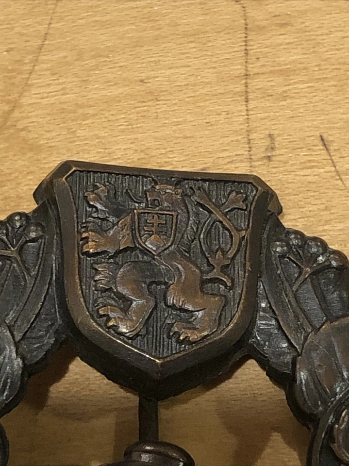 Insignia de pecho tanque de bronce checoslovaco Primera Guerra Mundial pátina original rara. 60 x 52 mm. Foto 2 de 4