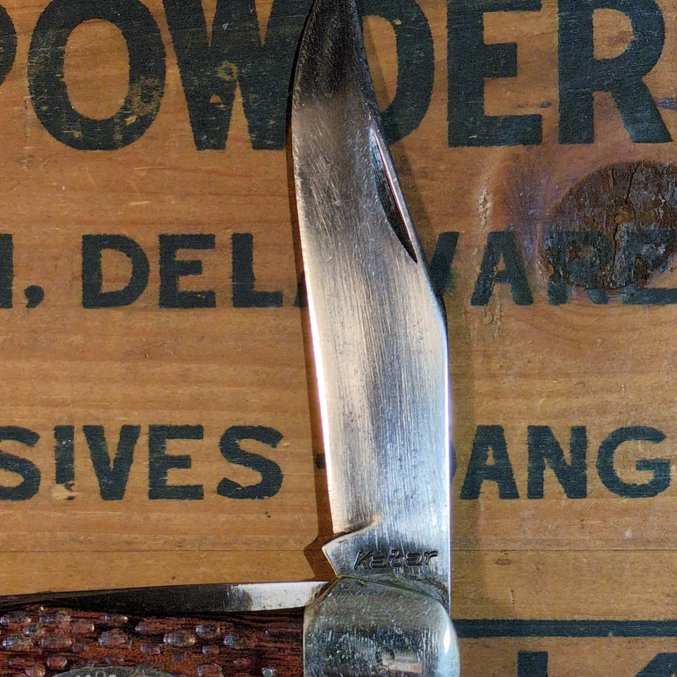 Faca de caçador dobrável vintage 1950 KABAR EUA - Madeira laminada irregular - Imagem 3 de 4