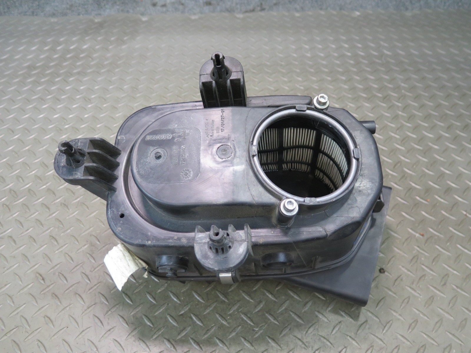 2017-2020 MASERATI LEVANTE M161 LEFT AIR INTAKE CLEANER FILTER BOX 670101257